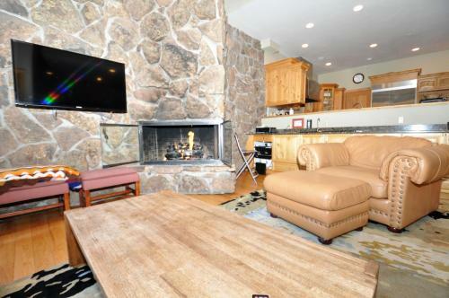 Elegant Creekside Home In East Vail