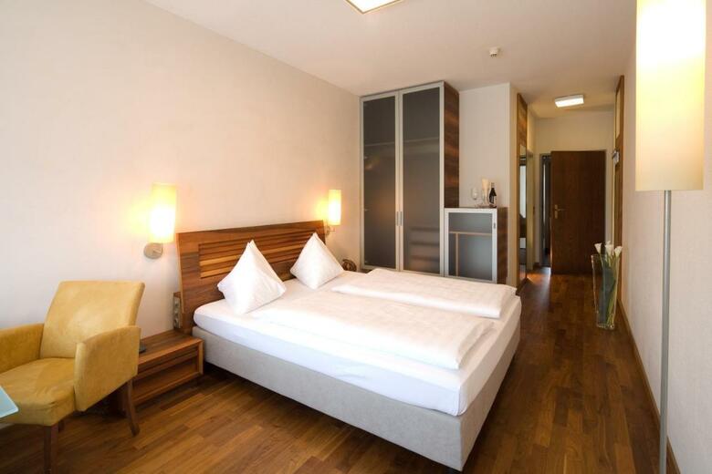 Penz Hotel West