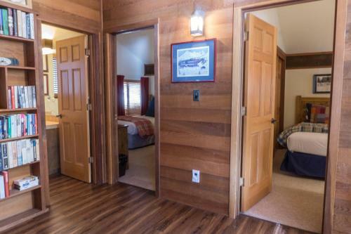 1302 Indian Hills