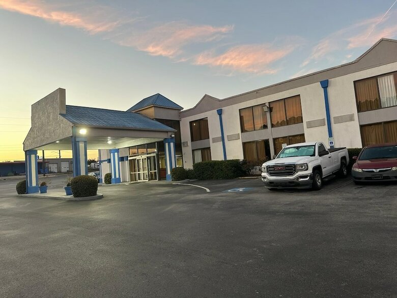 Hotel Stone Mountain Inn & Suites