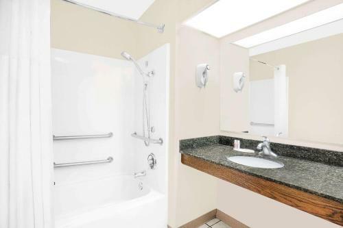Hotel Baymont Inn & Suites - Roanoke Rapids