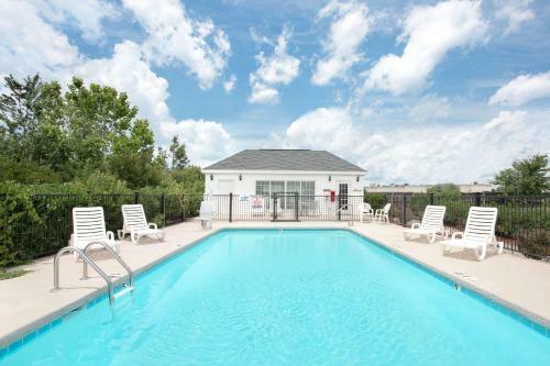 Hotel Baymont Inn & Suites - Roanoke Rapids