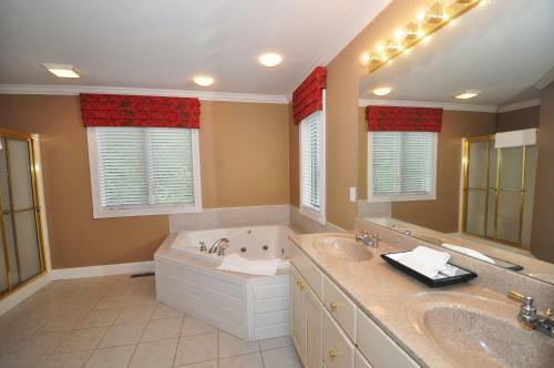 Lakeside Story Six-bedroom Holiday Home
