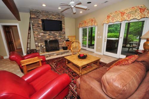 Lakeside Story Six-bedroom Holiday Home