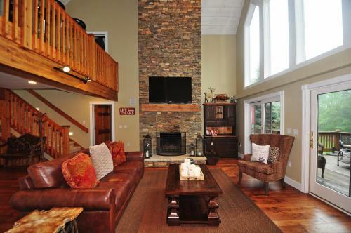 Lakeside Story Six-bedroom Holiday Home