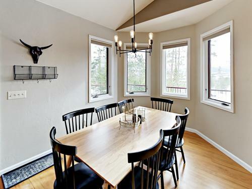 ?hemlock Hideaway? W/ Big Deck & Stunning Views Home