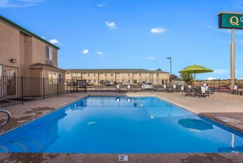 Hotel Mr. Sandman Inn & Suites