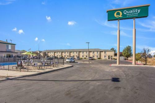 Hotel Mr. Sandman Inn & Suites