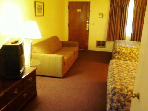 Shady Oaks Motel