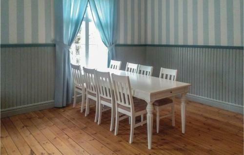 Three-bedroom Holiday Home In Smalandsstenar
