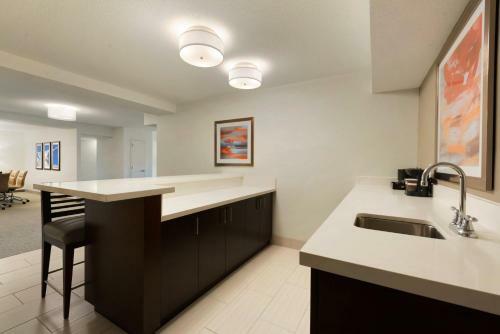 Brookfield Suites Hotel & Convention Center