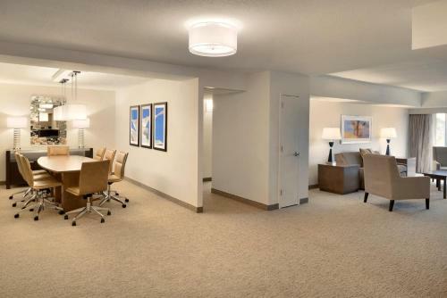 Brookfield Suites Hotel & Convention Center