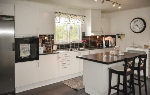 Two-bedroom Holiday Home In Vikbolandet