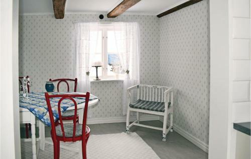 Two-bedroom Holiday Home In Tjallmo
