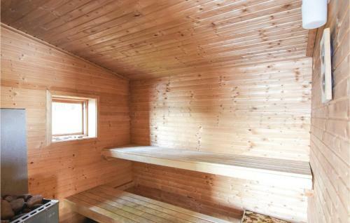 Three-bedroom Holiday Home In Borgstena
