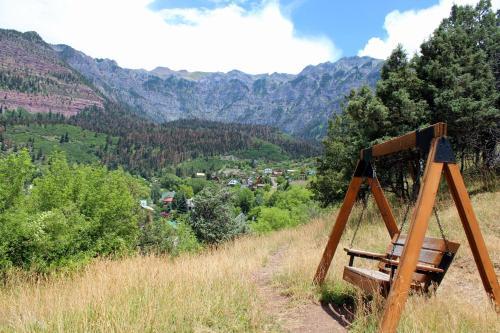 Motel Box Canyon Lodge And Hot Springs