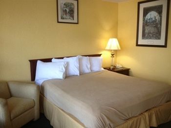 Hotel America's Best Inn & Suites