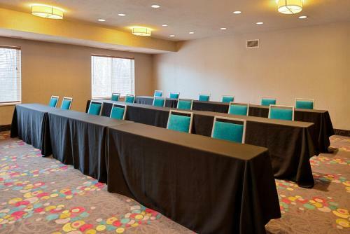 Holiday Inn Express Hotel & Suites Omaha West