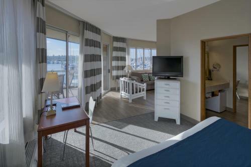 Bay Club Hotel And Marina