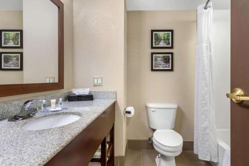 Holiday Inn Express Hotel & Suites Newark-heath
