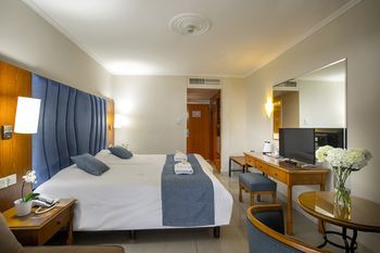 Anastasia Hotel(.)