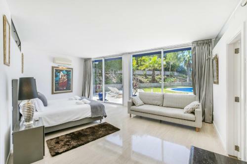 Villa Bay Blue, By Priority