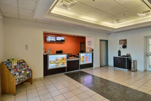 Motel 6 Tewksbury