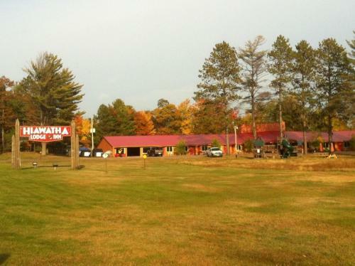Hotel Hiawatha Lodge Inn