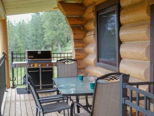 Beautiful Log Chalet Near Fernie, B.c.