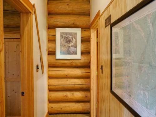 Beautiful Log Chalet Near Fernie, B.c.