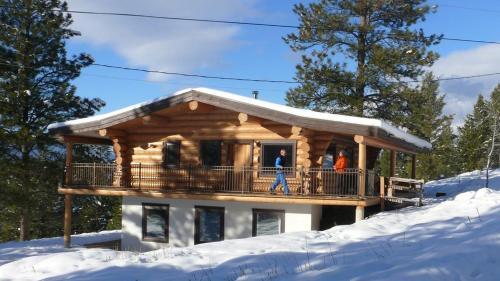 Beautiful Log Chalet Near Fernie, B.c.