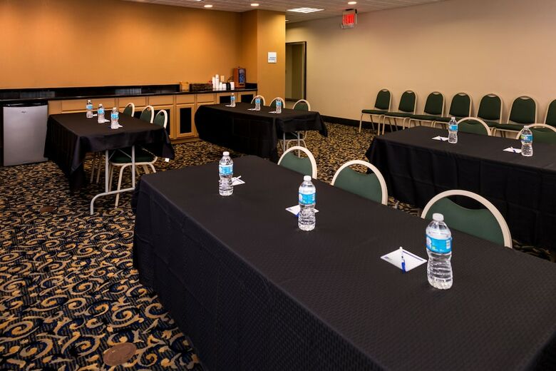 Holiday Inn Express Hotel & Suites Bucyrus