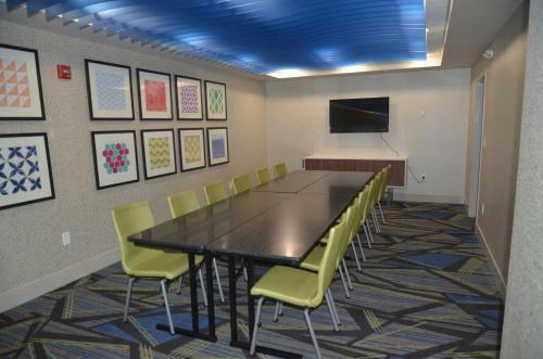 Holiday Inn Express Hotel & Suites Rochester
