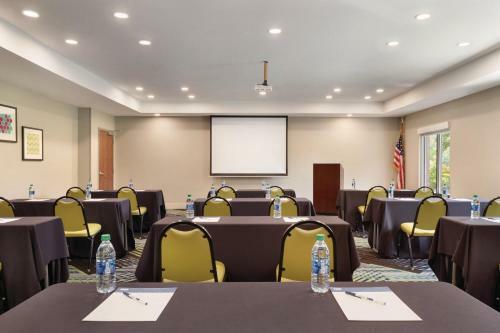 Holiday Inn Express Hotel & Suites Lavonia
