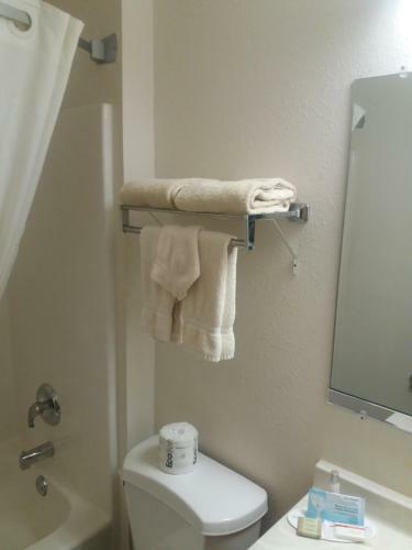 Hotel Super 8 By Wyndham West Middlesex/sharon Area