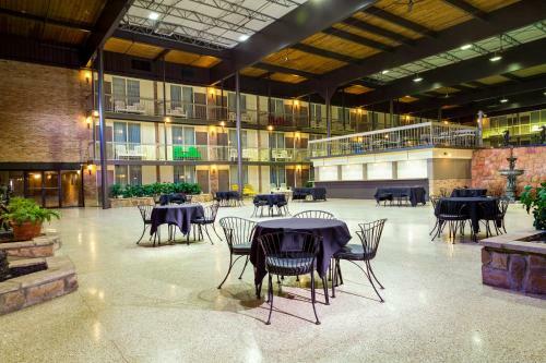 Posada Park Inn By Radisson Sharon