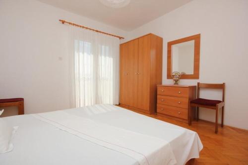Apartments By The Sea Pisak (omis) - 7570