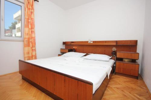 Apartments By The Sea Pisak (omis) - 7570