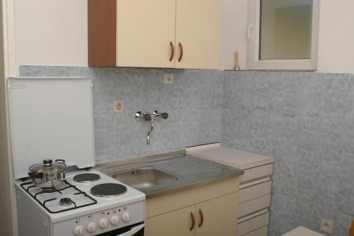 Apartments By The Sea Pisak (omis) - 2742