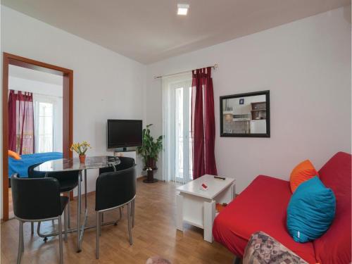 Two-bedroom Apartment In Podstrana