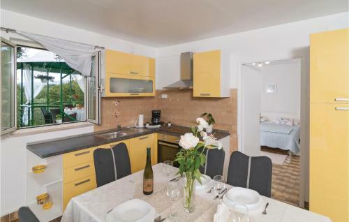 Two-bedroom Holiday Home In Podstrana