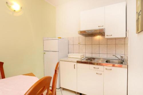 Apartments By The Sea Pisak (Omis) - 10323