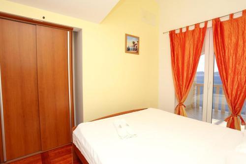 Apartments By The Sea Pisak (Omis) - 10323