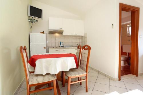 Apartments By The Sea Pisak (Omis) - 10323