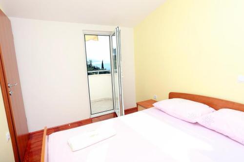 Apartments By The Sea Pisak (Omis) - 10323