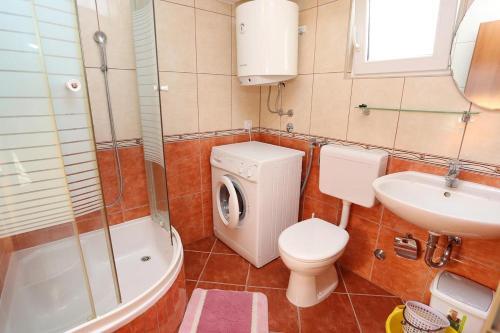 Apartments By The Sea Pisak (Omis) - 10323