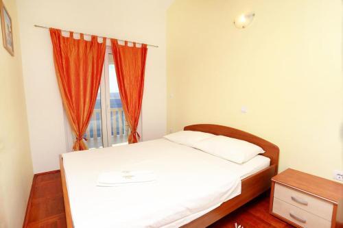 Apartments By The Sea Pisak (Omis) - 10323