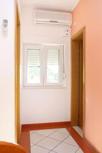 Apartments By The Sea Pisak (Omis) - 10323