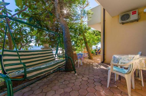 Apartments By The Sea Pisak (omis) - 2802