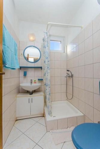 Apartments By The Sea Pisak (omis) - 2802